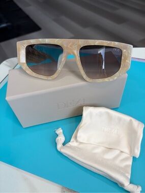 🕶️DEZI NWT Backtrack Limestone Smoke Faded Oversized Square Sunglasses w Box 💕